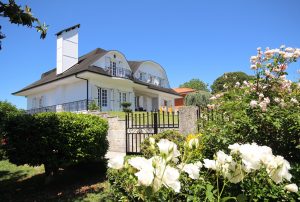 villa branca barreiros portugal fb 300x202