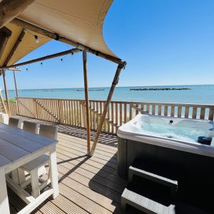 1 Villa Alwin Beach Resort Gold Seaview veranda met jacuzzi 300x300