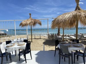 21 Villa Alwin beach Resort Eeettafels 3 300x221