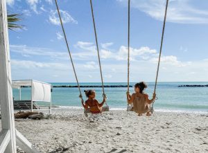 3 Schommels op het strand 300x221