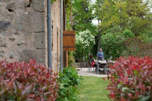 mensen op terras 300x200