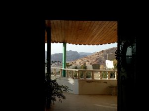 Terras met uitzicht vanuit de Petra kamer 300x225