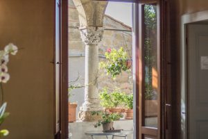 balkon vanuit woonkamer met pilaar 300x200